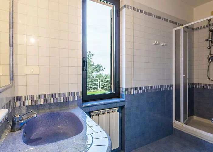 Elda 6, Emma ヴィラ ロアーノ