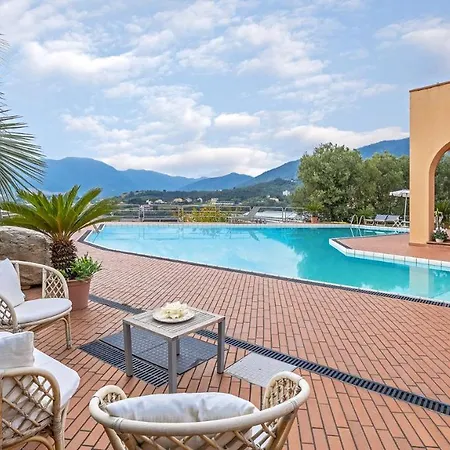 别墅 Elda 6, Emma 洛阿诺