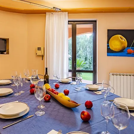 Elda 6, Emma Villa Loano